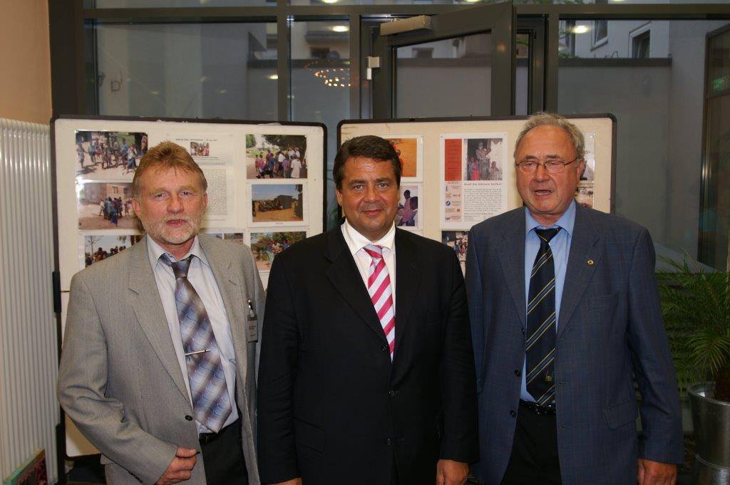 Bundesminister Sigmund Gabriel informiert sich über die Arbeit der Straßenkinder Tansania e. V. 